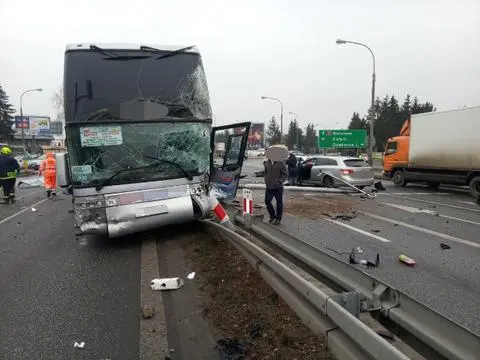 Wypadek z udziałem autokaru na wysokości Łomianek