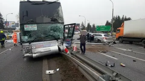 Zderzenie autokaru z trzema samochodami. Ranny jeden z kierowców