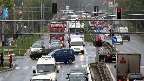 Stali w jedną, stoją w drugą. Kierowcy narzekają na światła