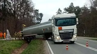 Pod Mińskiem Mazowieckim cysterna zjechała do rowu