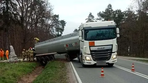 Cysterna z olejem napędowym wjechała do rowu