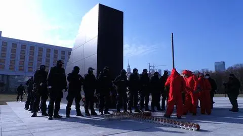 Próbowali złożyć wieniec przed pomnikiem smoleńskim. Szarpanina z policją i wojskiem