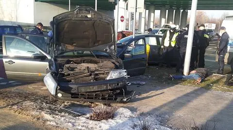 Podjeżdża samochodem, wyrywa kobiecie torebkę. Policja rusza w pościg