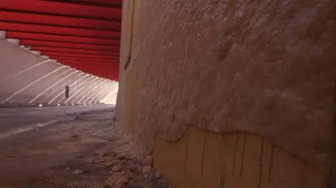 Tunel na lotnisko przecieka. Lód na ścianach i jezdni