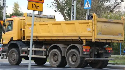 Ziemia z metra w Czosnowie? Wykonawca: "To pomówienia"