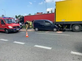 Zderzenie samochodu osobowego z ciężarówką pod Warszawą