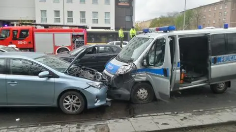 Zderzenie pięciu aut i radiowozu na Ochocie. Są poszkodowani