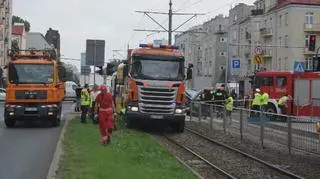 W wyniku wypadku tramwaj linii 9 wykolelił się 