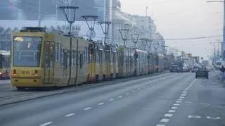 Tramwaje w kolejce przed przystankiem