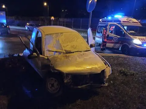 Samochód zapalił się w wyniku zderzenia z drugim