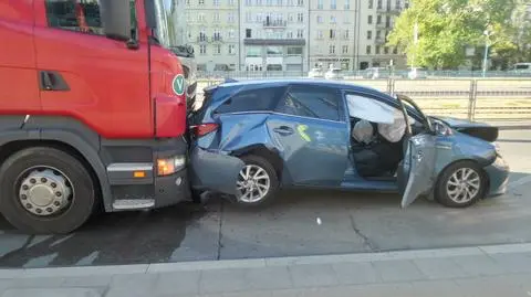 Kraksa na przystanku. "Auto złożyło się jak harmonijka"