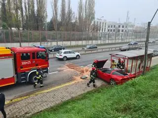 Sportowe auto wjechało w przystanek