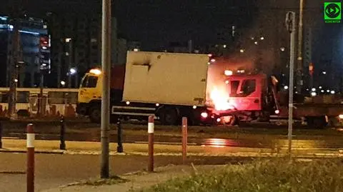 Spłonął samochód Tramwajów Warszawskich. Ranny pracownik, ewakuacja hotelu
