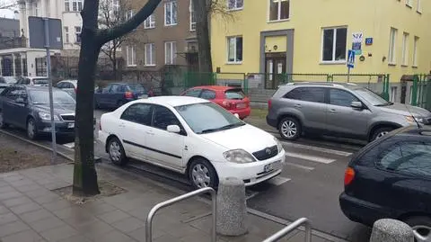 Zablokowali przejście dla pieszych. Obok przedszkola i przychodni