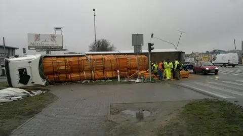 Ciężarówka w poprzek drogi