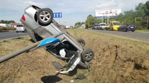 Dachowanie z 1,6 promila. Stracił panowanie i prawo jazdy
