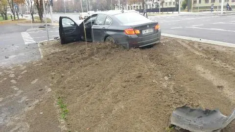 BMW zderzyło się z fordem. Wypadło na pobocze, zaryło w ziemi