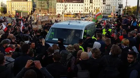 Protest w centrum Warszawy. Utrudnienia i przepychanki z policją. Są zatrzymani