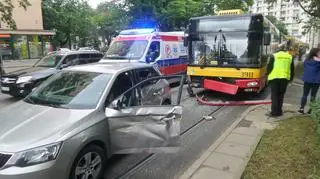 Auto wjechało pod autobus