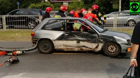 Rozbite auta, ścięty znak, ranna kobieta. Zderzenie na Mokotowie