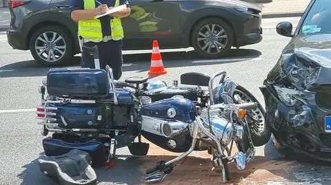 Motocyklista ranny po zderzeniu na Powązkowskiej. "W trakcie wypadku spadł mu kask"