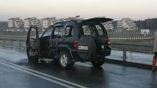 Spłonął jeep na wiadukcie nad Trasą Toruńską 