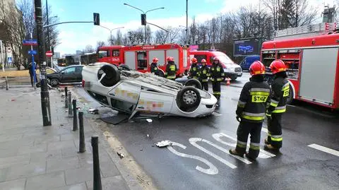 Dachowanie na Wawelskiej. "Ogromny korek"