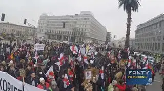 Protestujący spotkali się przy rondzie de Gaulle&#039;a