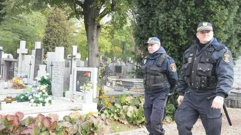 Noktowizorem w hienę. Strażnicy na cmentarzach
