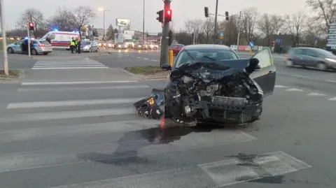 "Auta rozrzuciło daleko od siebie". Dwie osoby ranne