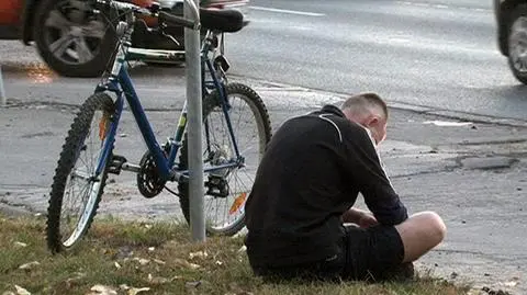 Rowerzysta wjechał w pieszych, a skuter w karetkę