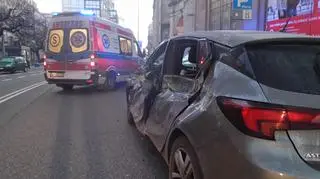 Zderzenie tramwaju z samochodem na placu Konstytucji 