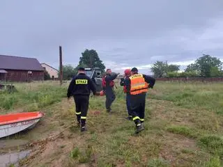 Strażacy wyłowili ze stawu ciało młodego mężczyzny 