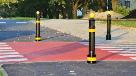 Te słupki się zginają. Nowość na Żoliborzu