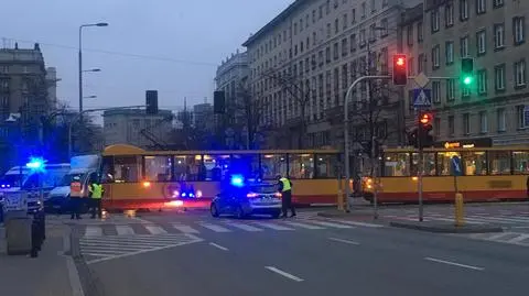 Kolizja przy metrze. Uszkodzony tramwaj zablokował ruch 