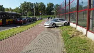 Uszkodzone porsche przy Fieldorfa