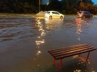 Woda z Potoku Służewieckiego wylewa się na jezdnię