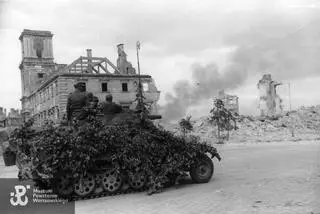 Nieznane fotografie wzbogaciły zbiory Muzeum Powstania Warszawskiego 