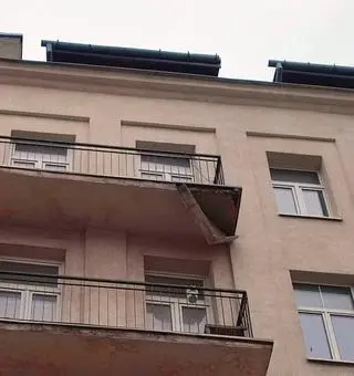 Z kamienicy przy ulicy Inżynierskiej oberwał się balkon