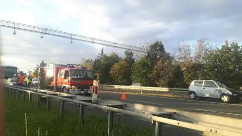 Łomianki: Zderzenie dwóch samochodów z autobusem