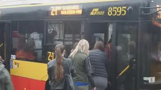 Tłumy wsiadają do autobus