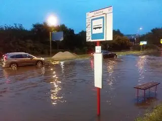 Woda z Potoku Służewieckiego wylewa się na jezdnię