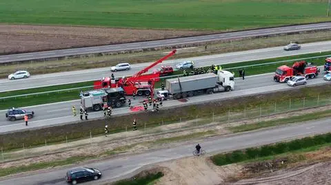 Samochód pod ciężarówką na DK17. Cztery osoby nie żyją