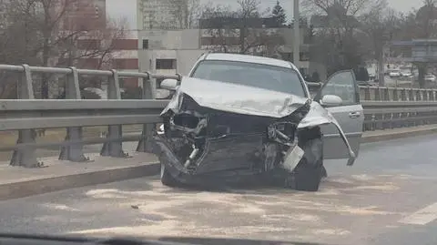 Auto wpadło w bariery na zjeździe z Trasy Siekierkowskiej