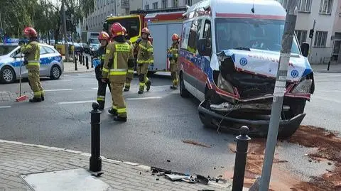 Karetka na sygnale zderzyła się z fordem, a ten uderzył w busa firmy kurierskiej