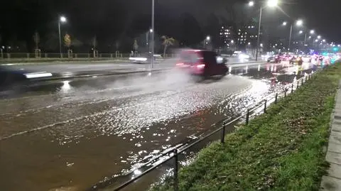Woda zalała ulicę, awaria wodociągowa na Grochowskiej 