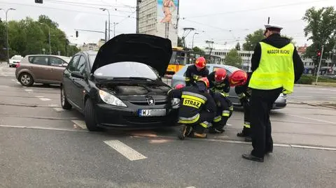 Urwała koło, utknęła na torowisku