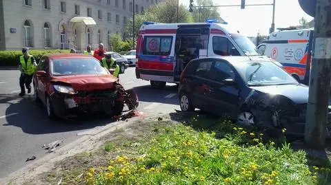 Zderzenie dwóch fordów na Ochocie. Jedna osoba ranna