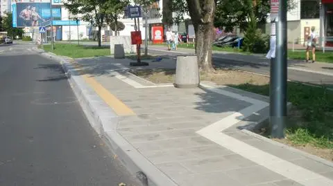 Prowadnica nie prowadzi niewidomych. "Wszyscy idą prosto, a my slalomem" 