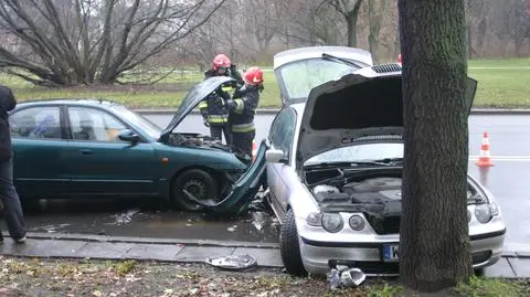Wypadek na ulicy Boboli. Auto stanęło w poprzek jezdni